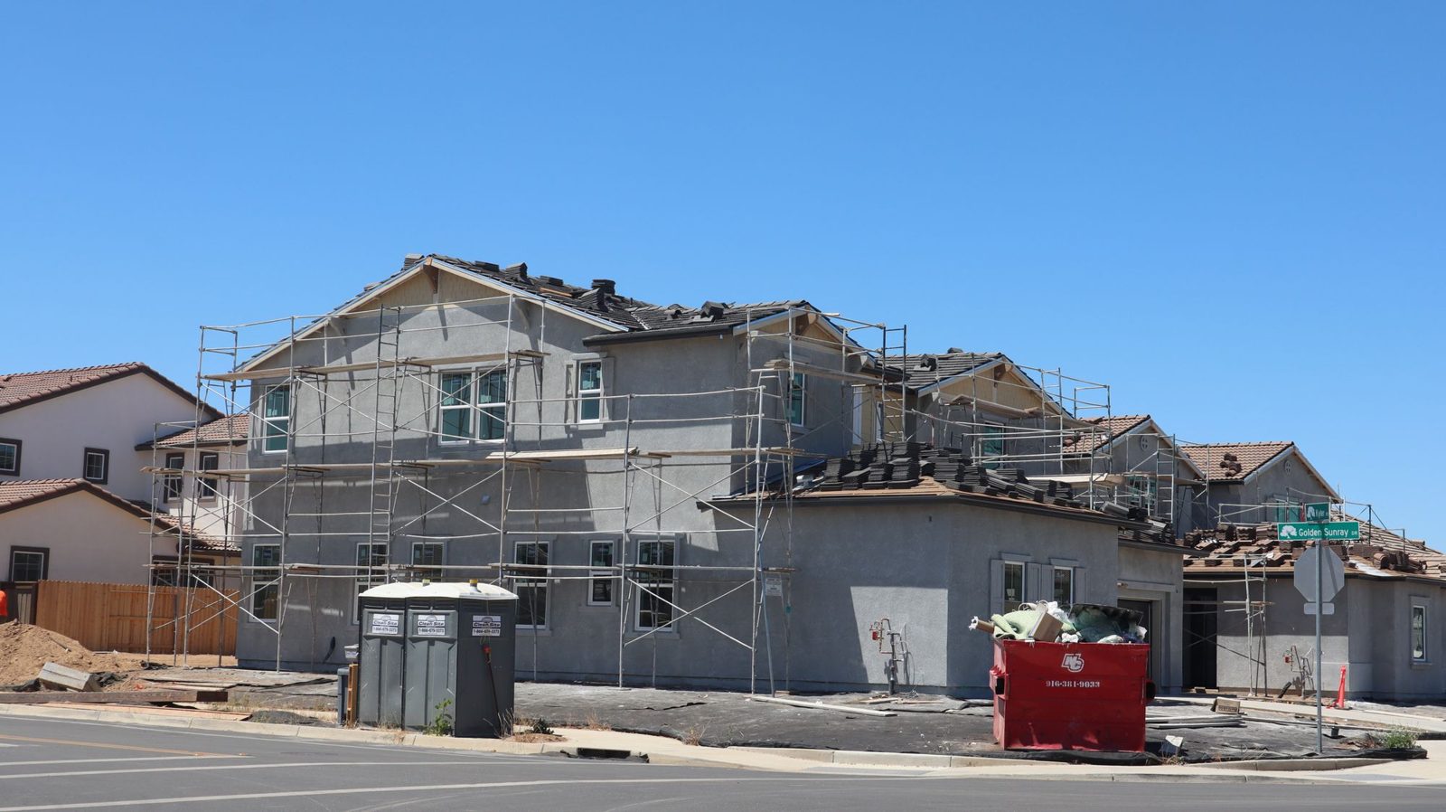 Périmètre urbain — nouvelle rue, maisons en cours de construction