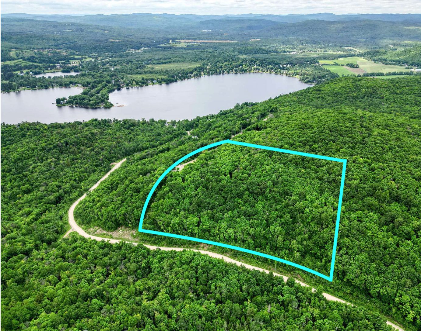 Terrain riverain disponible — secteur Saint-Damien