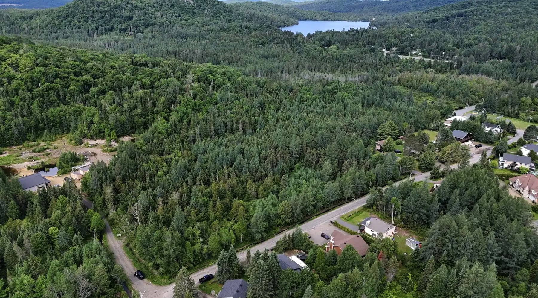 Lac et montagnes à Sainte-Lucie-des-Laurentides, secteur de développement Terracorp